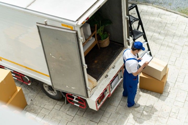 الدليل الشامل لنقل الأثاث في الرياض: أسعار وشركات وتوصيات